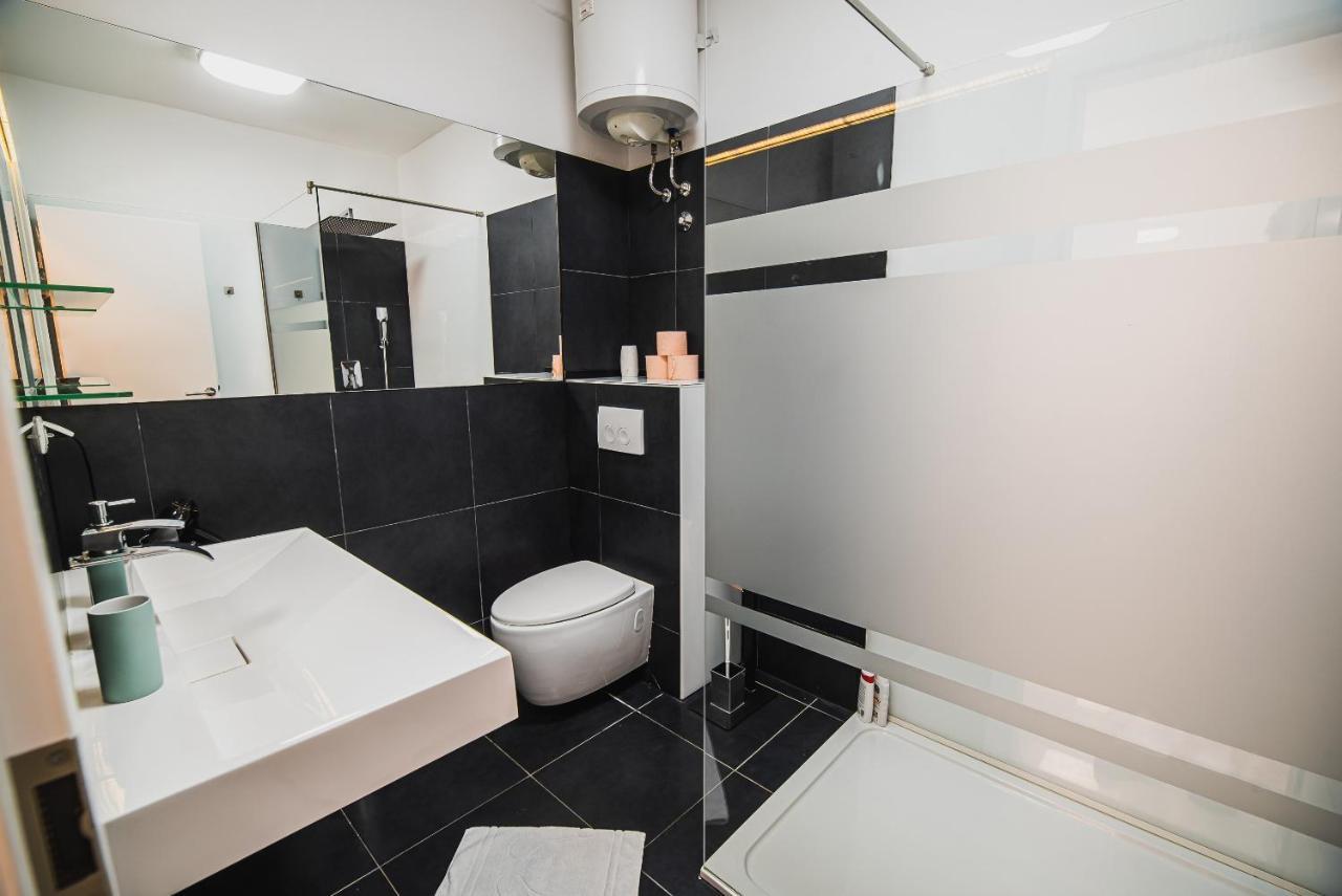 Downtown Park Apartments With Balcony Водице Екстер'єр фото