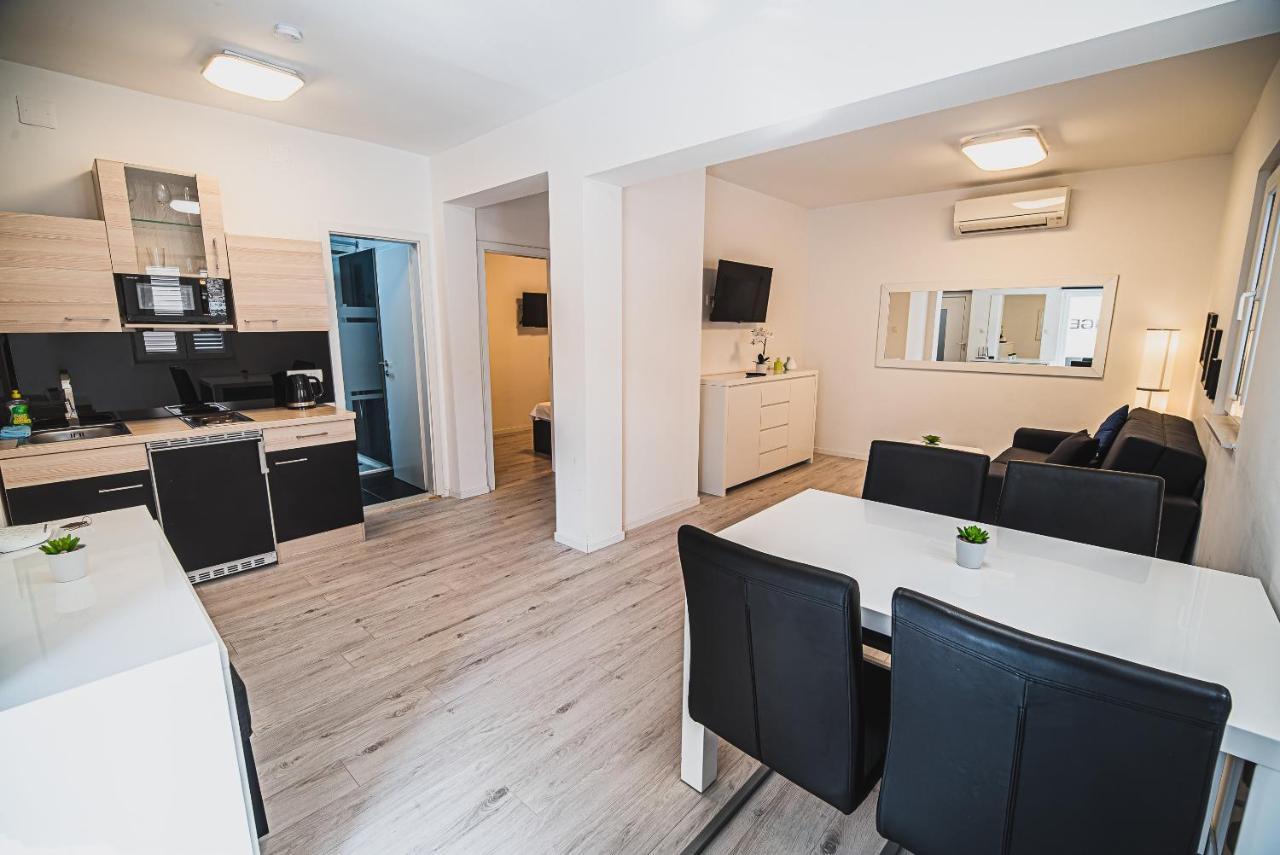 Downtown Park Apartments With Balcony Водице Екстер'єр фото