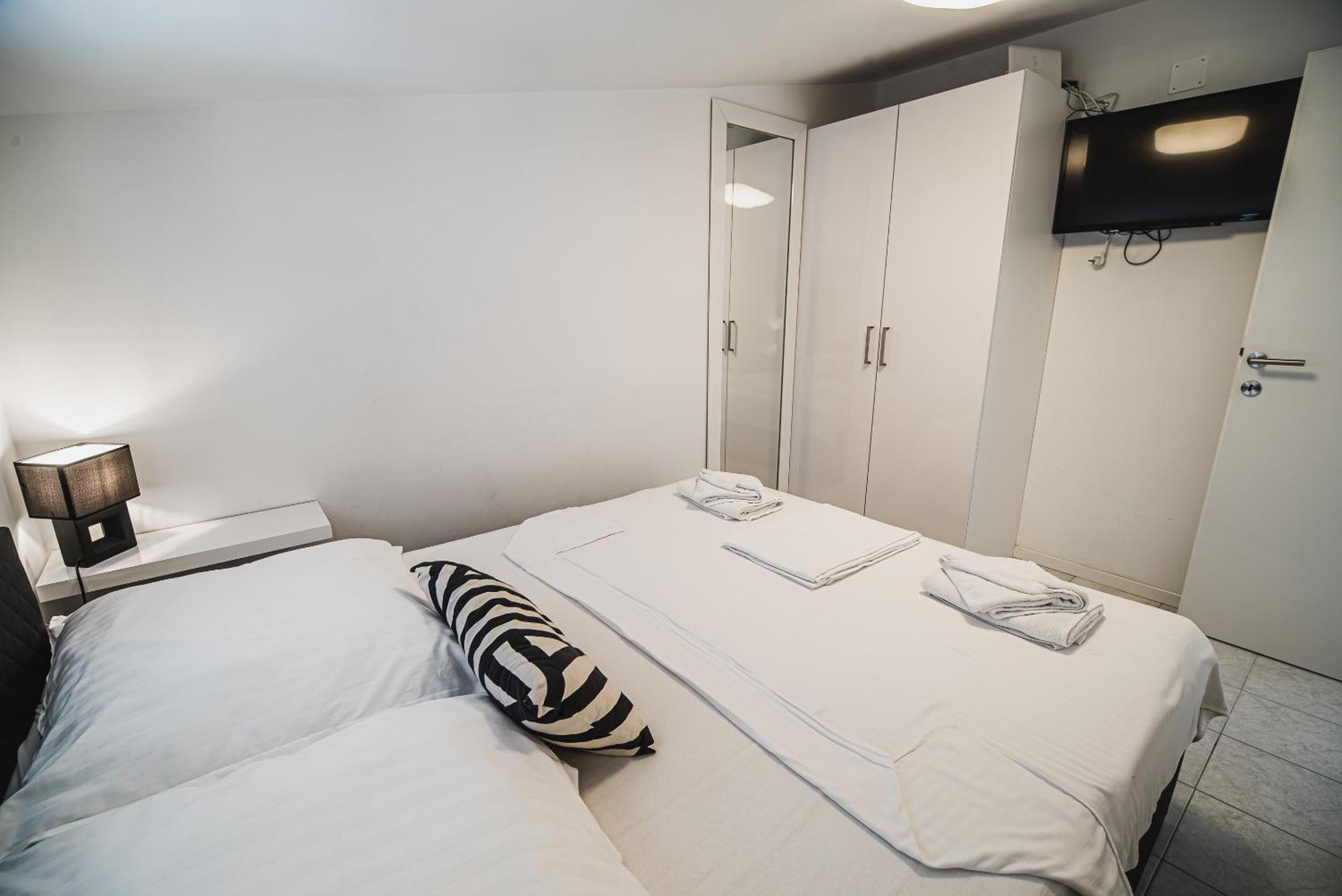 Downtown Park Apartments With Balcony Водице Номер фото