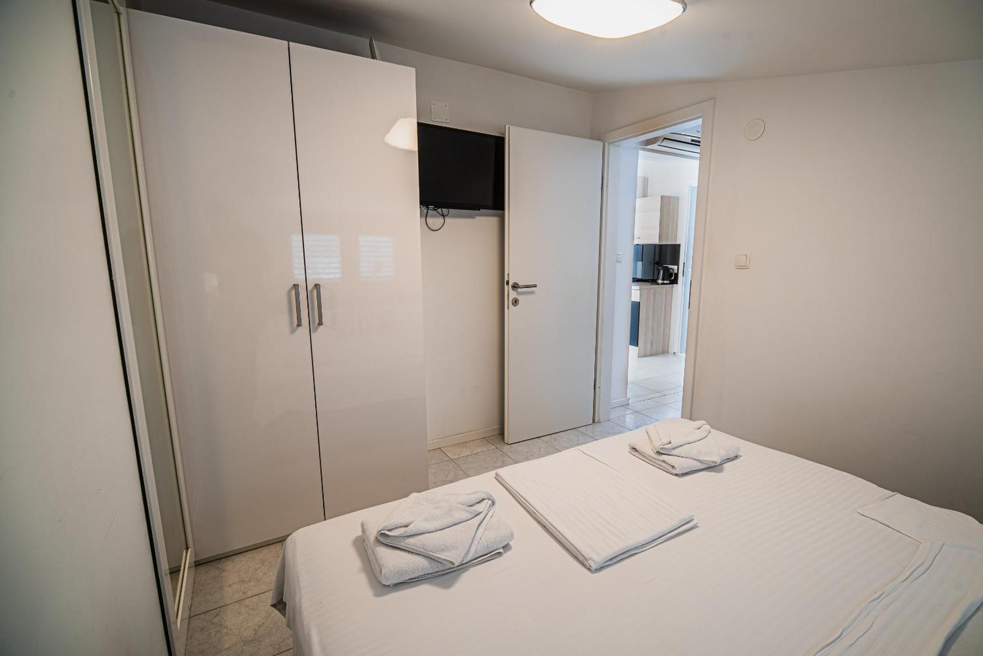 Downtown Park Apartments With Balcony Водице Номер фото