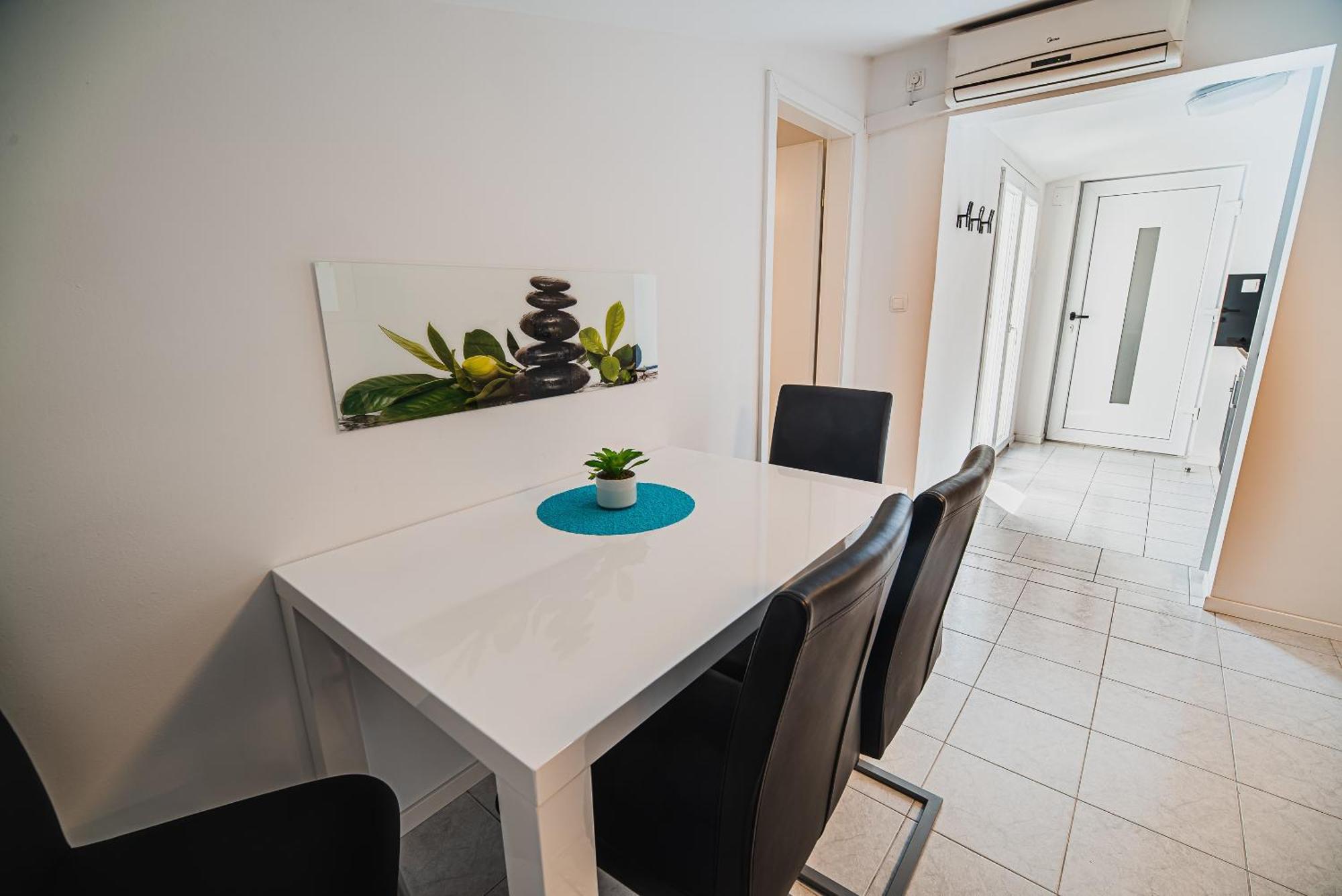 Downtown Park Apartments With Balcony Водице Номер фото