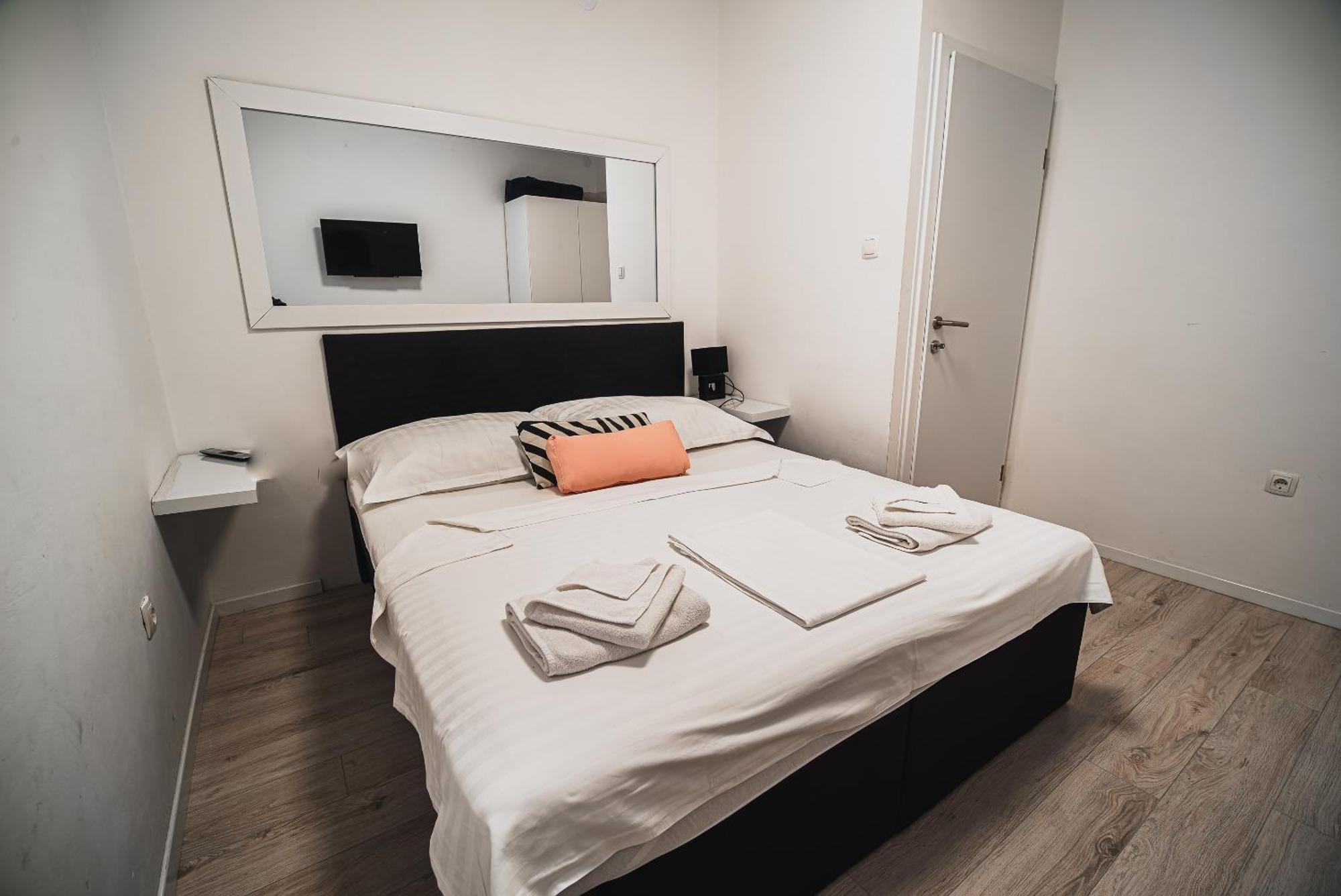 Downtown Park Apartments With Balcony Водице Номер фото