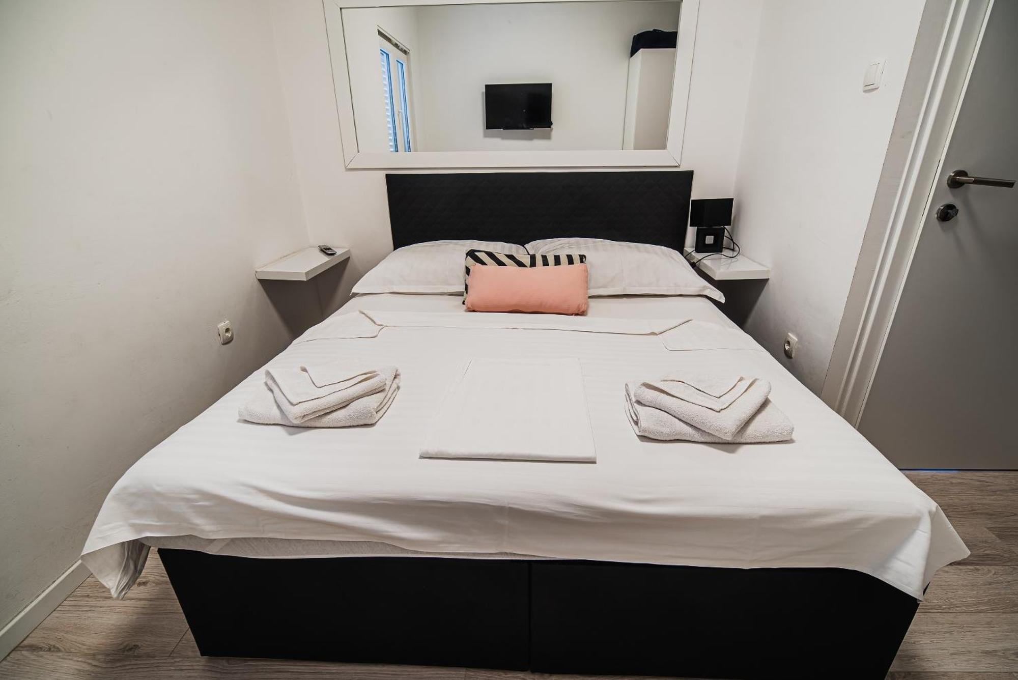 Downtown Park Apartments With Balcony Водице Номер фото