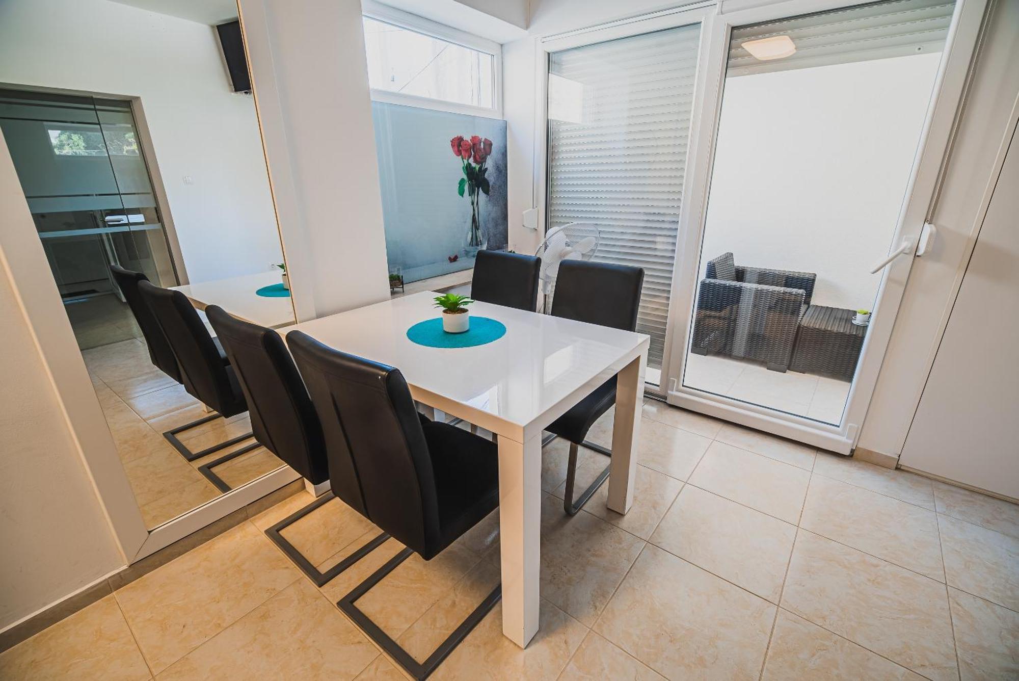 Downtown Park Apartments With Balcony Водице Номер фото