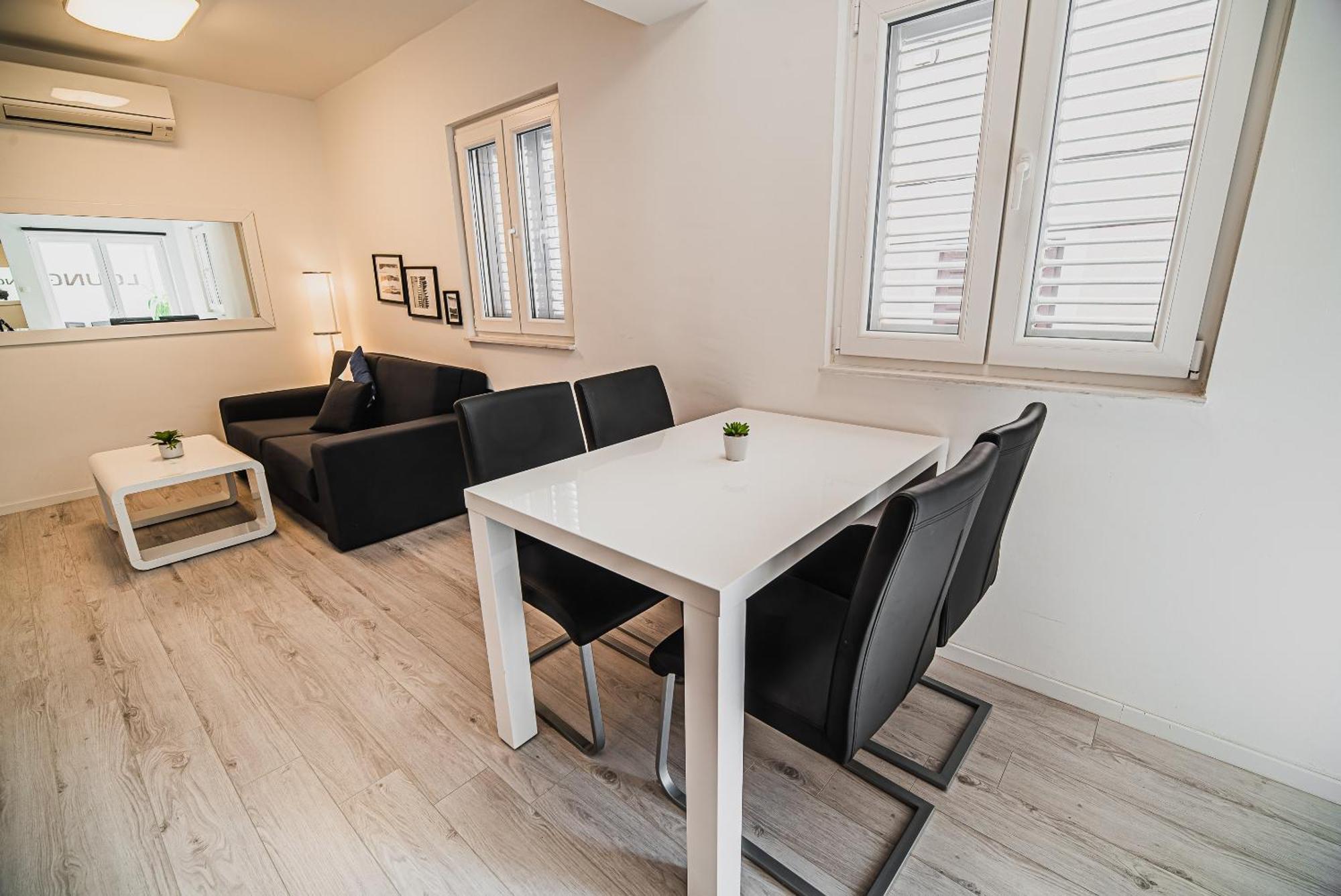 Downtown Park Apartments With Balcony Водице Номер фото