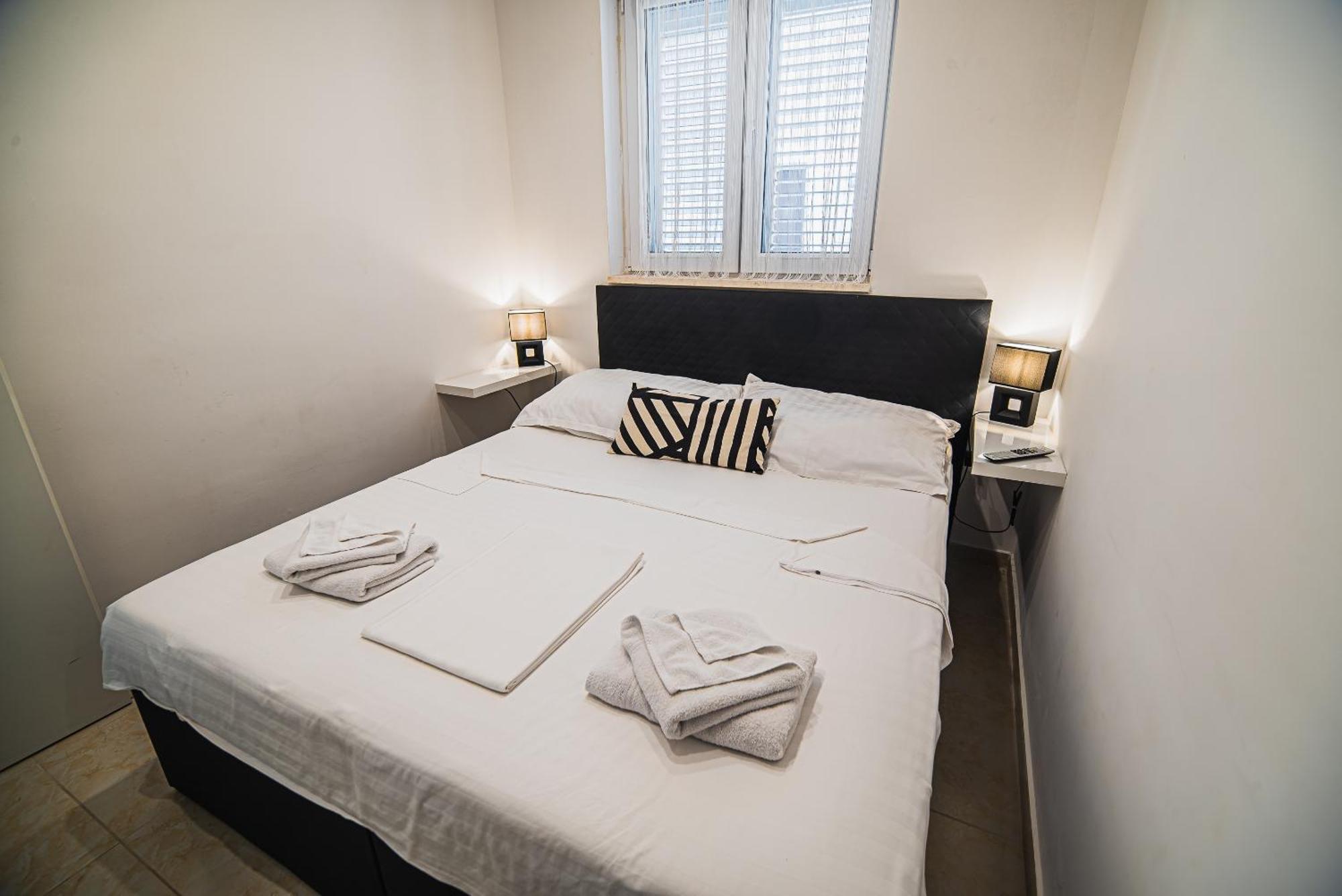 Downtown Park Apartments With Balcony Водице Номер фото