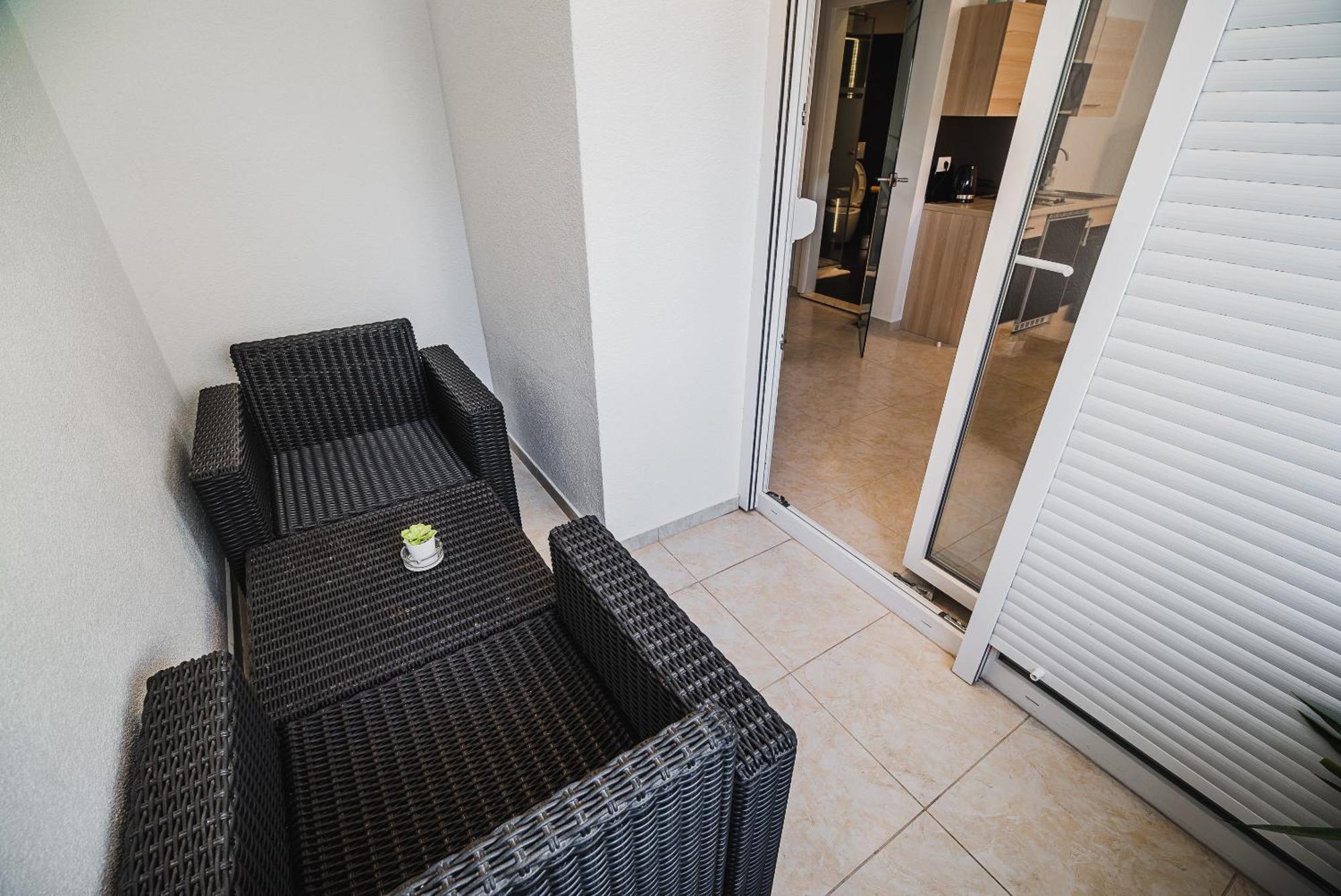 Downtown Park Apartments With Balcony Водице Номер фото