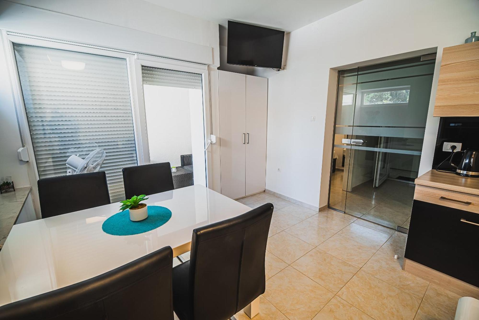 Downtown Park Apartments With Balcony Водице Номер фото