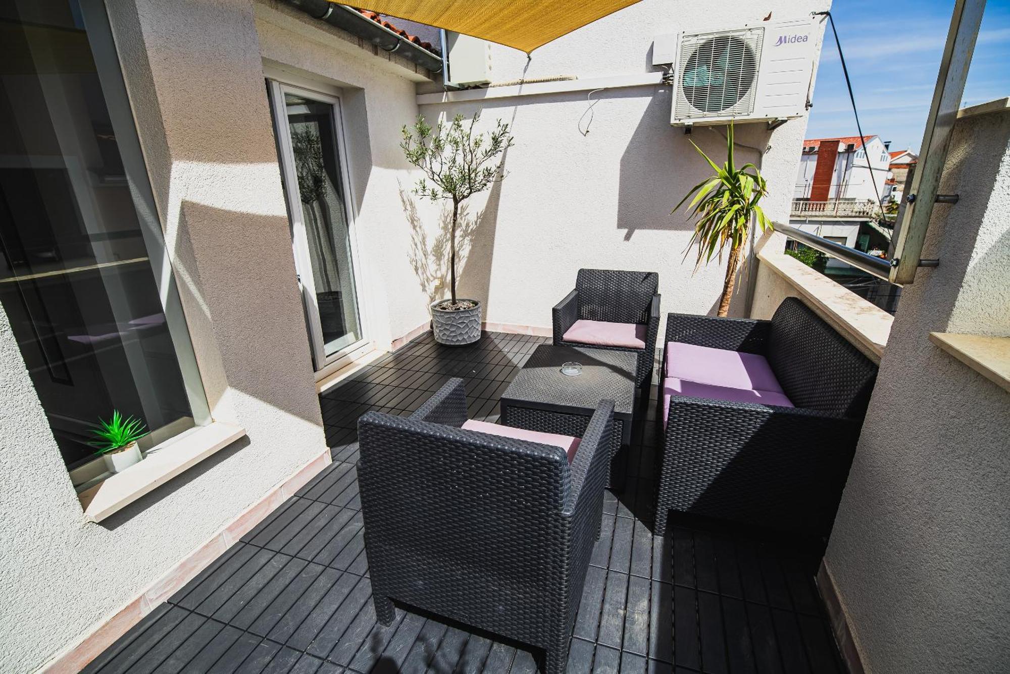 Downtown Park Apartments With Balcony Водице Номер фото