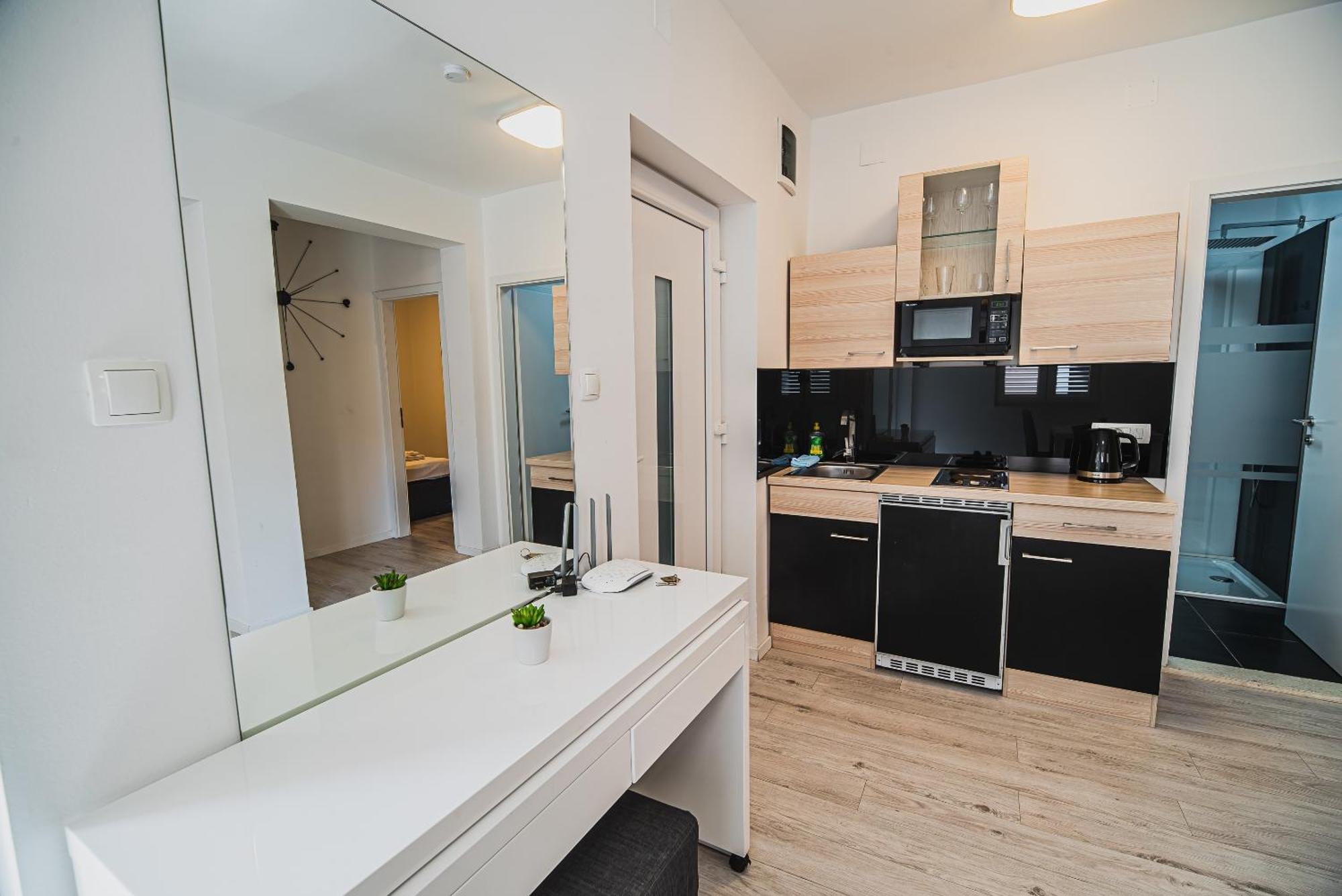 Downtown Park Apartments With Balcony Водице Номер фото